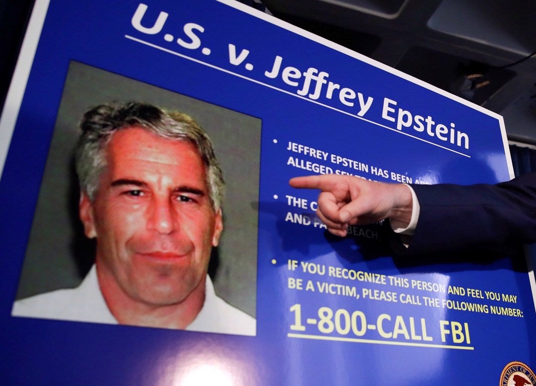 Vista de la ficha criminal del financiero estadounidense Jeffrey Epstein, en una fotografía de archivo. Vista de la ficha criminal del financiero estadounidense Jeffrey Epstein, en una fotografía de archivo.