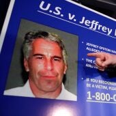 Vista de la ficha criminal del financiero estadounidense Jeffrey Epstein, en una fotografía de archivo. 