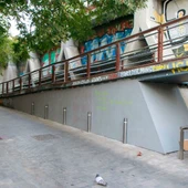 La Fundació Arrels denuncia l'arquitectura hostil La Fundació Arrels denuncia l'arquitectura hostil