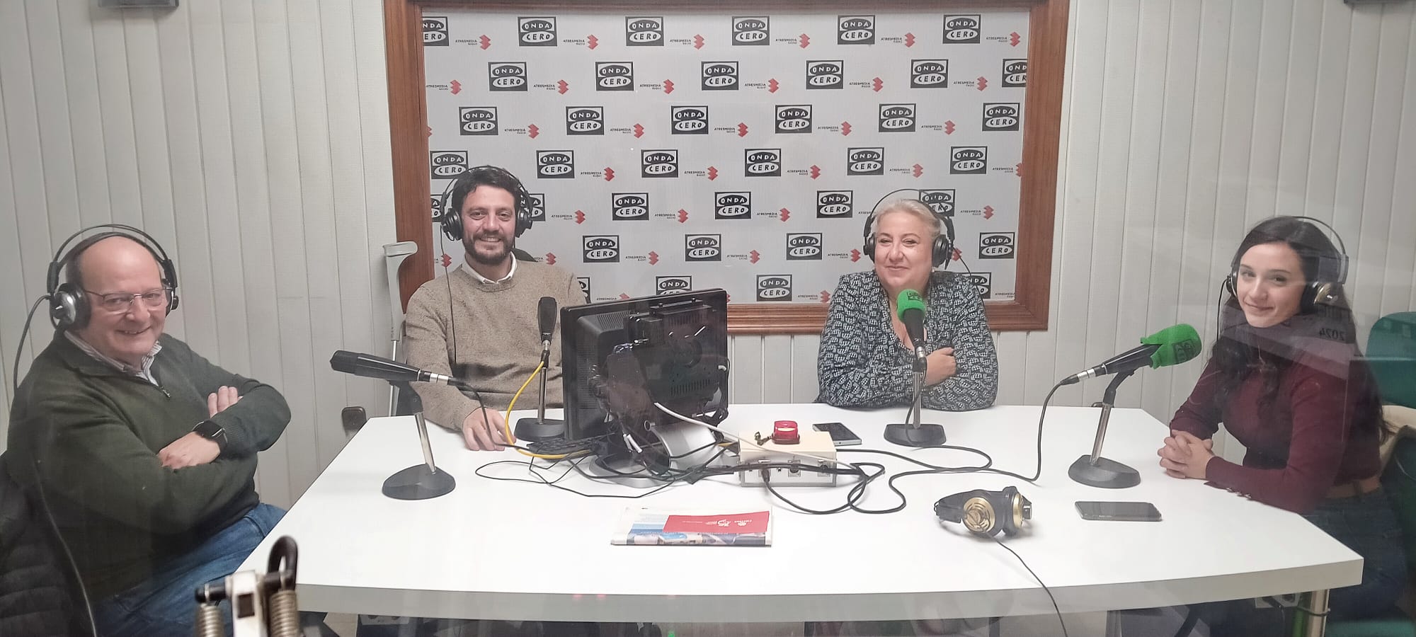 Iniciamos un espacio para hablar de todo con una copa de vino en la mano Iniciamos un espacio para hablar de todo con una copa de vino en la mano