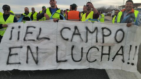 Agricultores protesta con el corte de la A-4 en Valdepe&ntilde;as
