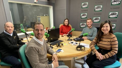 De izq. a dcha.: Jos&eacute; Ruiz, Jose navarro, Esther D&iacute;ez y Mariano Valera con Mayte Vilaseca