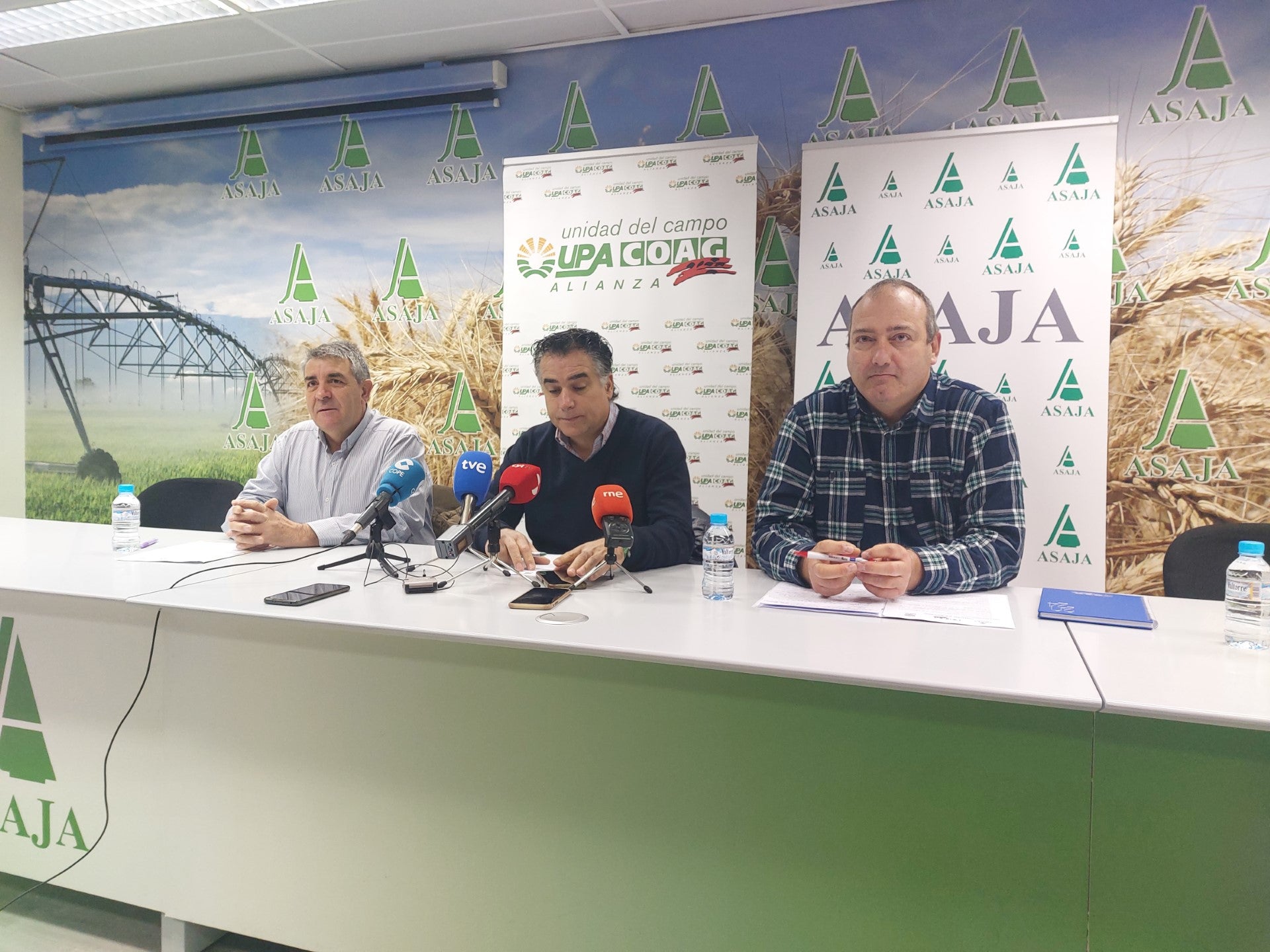 ASAJA, UPA y COAG piden la dimisión del subdelegado del Gobierno en Palencia por su "pésima gestión de la movilización agraria" ASAJA, UPA y COAG piden la dimisión del subdelegado del Gobierno en Palencia por su "pésima gestión de la movilización agraria"