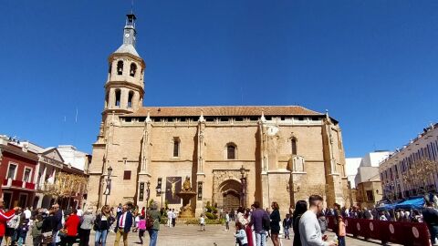 Iglesia de Nuestra Se&ntilde;ora de la Asunci&oacute;n de Valdepe&ntilde;as, Plaza de Espa&ntilde;a
