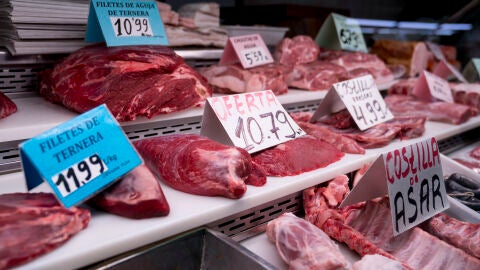 Unos filetes de ternera en un expositor de carne