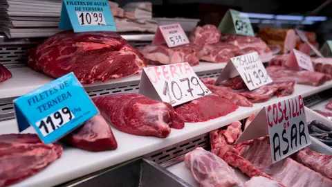 Unos filetes de ternera en un expositor de carne Unos filetes de ternera en un expositor de carne