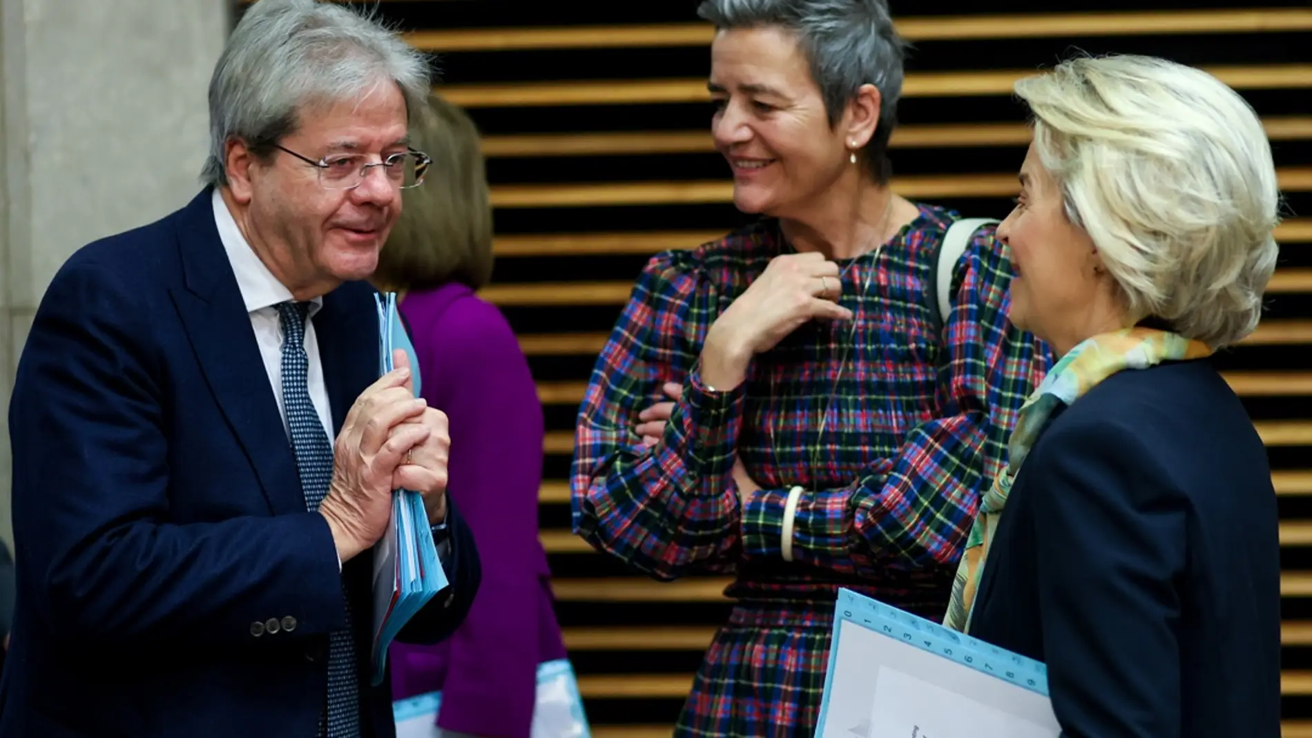 El comisario de Economía, Paolo Gentiloni, la titular de Competencia, Margrethe Vestager, y la presidenta de la Comisión Europea/ EFE/EPA/OLIVIER HOSLET