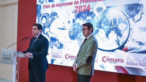 Miguel Ángel Valverde y José Luis Ruiz durante la presentación del plan