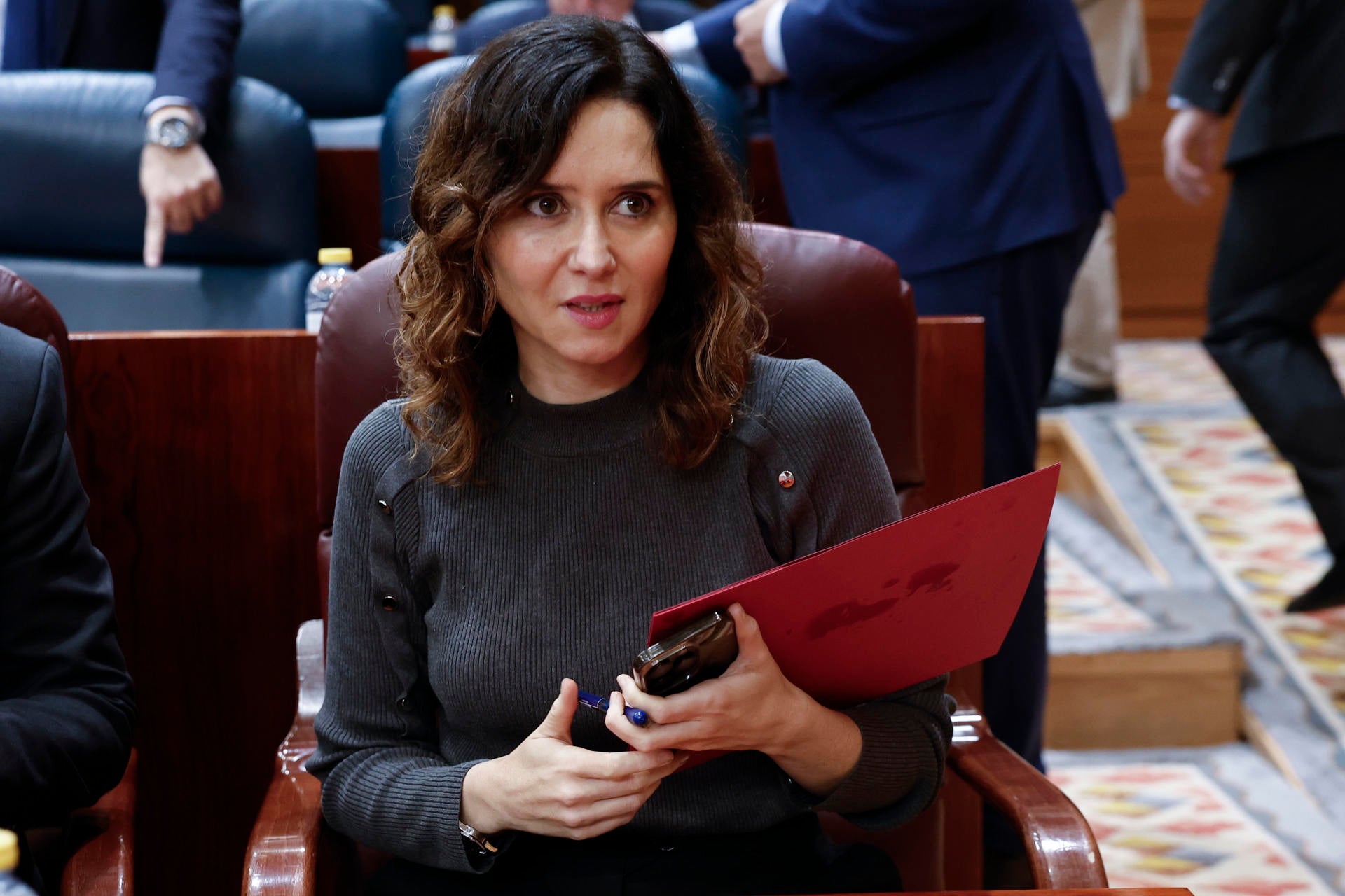 Ayuso defiende su gestión de las residencias en la covid: "No se salvaban en ningún sitio" Ayuso defiende su gestión de las residencias en la covid: "No se salvaban en ningún sitio"