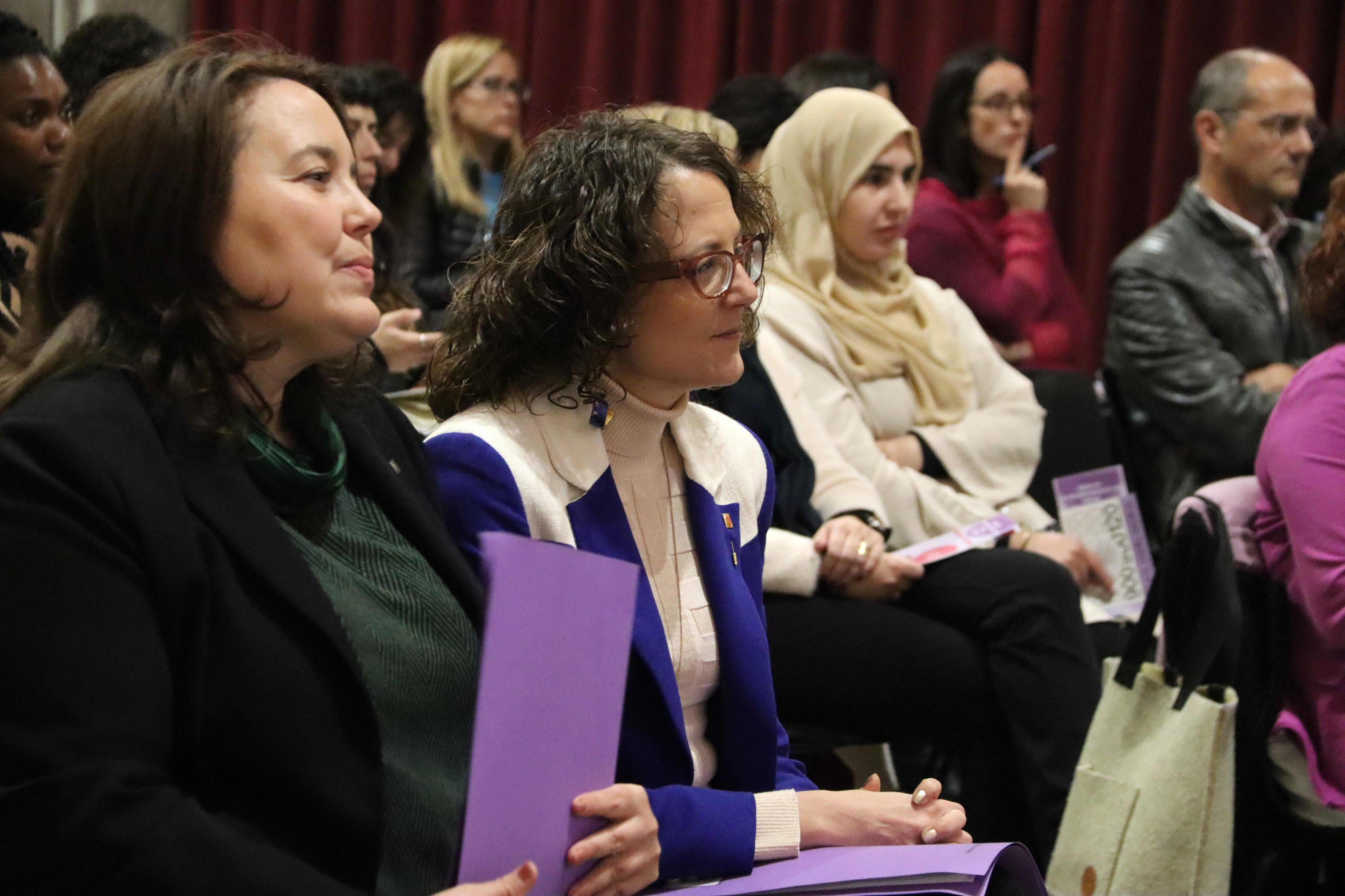 El Govern crea el Servei d’Intervenció en Crisi per reforçar l’atenció psicològica d’emergència per a víctimes de violències masclistes. El Govern crea el Servei d’Intervenció en Crisi per reforçar l’atenció psicològica d’emergència per a víctimes de violències masclistes.