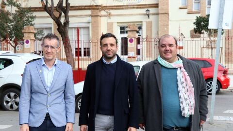 José Luis Lorenz, Darío Moreno y Raúl Palmero, frente al CEIP Cronista Chabret de Sagunto