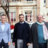 José Luis Lorenz, Darío Moreno y Raúl Palmero, frente al CEIP Cronista Chabret de Sagunto José Luis Lorenz, Darío Moreno y Raúl Palmero, frente al CEIP Cronista Chabret de Sagunto