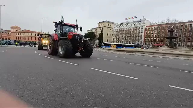 Así han llegado los tractores a la sede del Minsiterio de Agricultura Así han llegado los tractores a la sede del Minsiterio de Agricultura