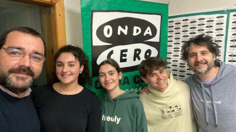 Con Alberto Trabajos, profesor del Conservatorio 'Paco de Luc&iacute;a' y sus alumnos