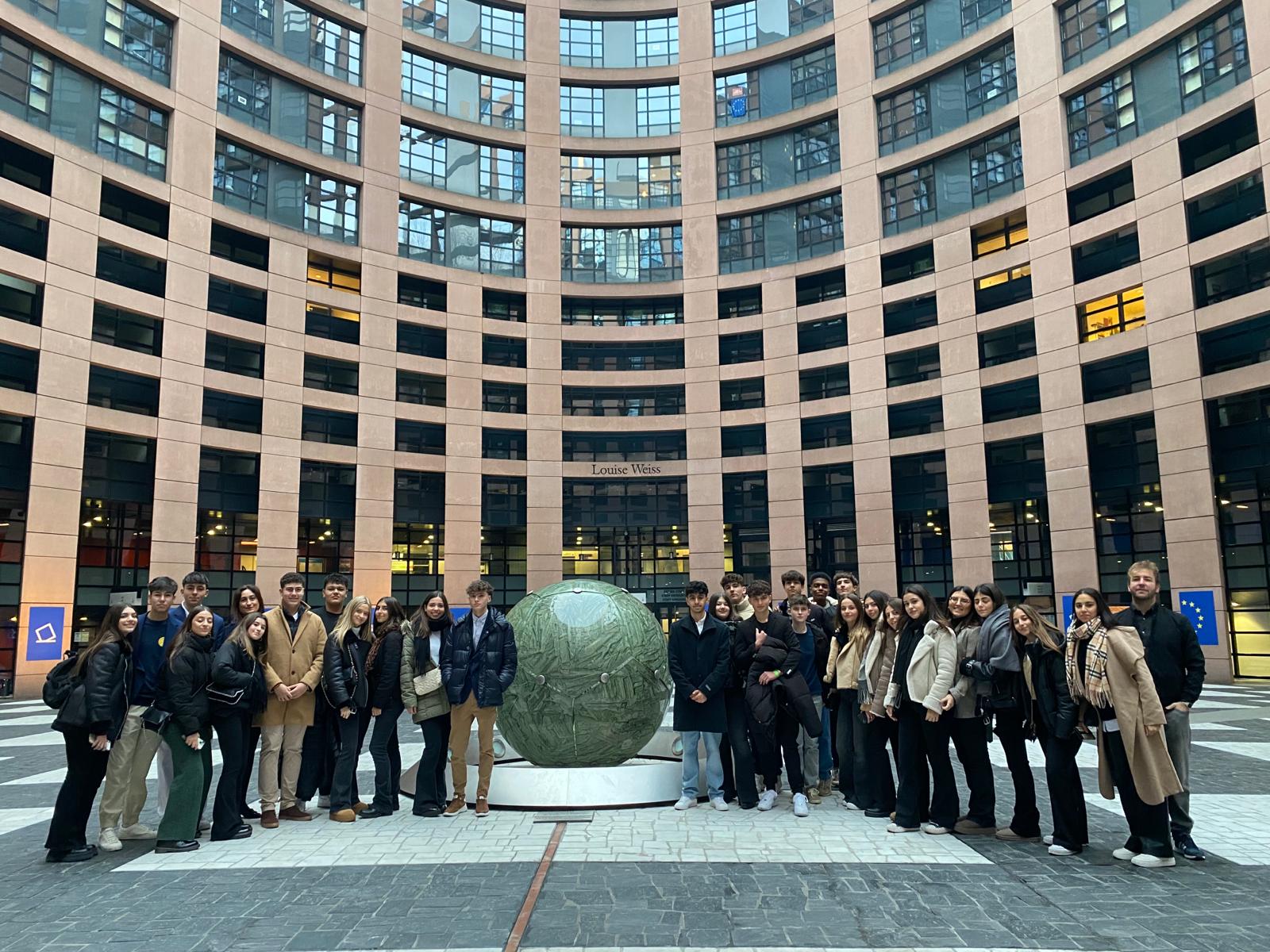 Un grupo de alumnos del IES Llombai de Burriana participan en un encuentro en el Parlamento Europeo Un grupo de alumnos del IES Llombai de Burriana participan en un encuentro en el Parlamento Europeo