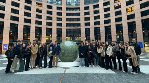 Imagen de los 24 alumnos que han visitado el Parlamento Europeo. Imagen de los 24 alumnos que han visitado el Parlamento Europeo.