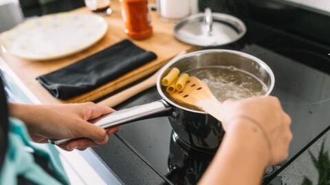 Imagen de archivo de una persona cocinando