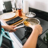 Imagen de archivo de una persona cocinando