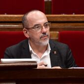 El conseller de Derechos Sociales, Carles Campuzano, en el pleno del Parlament