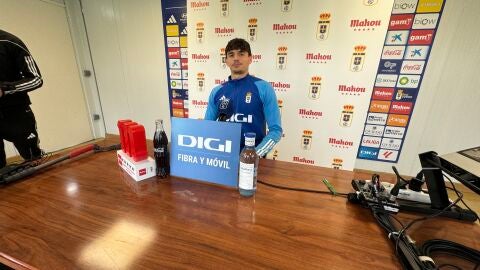 15-2 Oier Luengo en la sala de prensa del Requexon