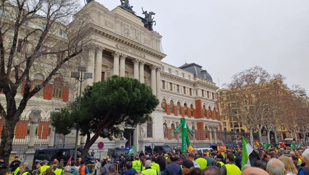 Decenas de agricultores se concentran ante el Ministerio de Agricultura