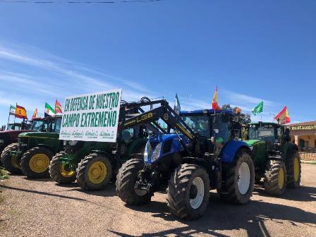 La Tractorada extremeña llega este jueves hasta las puertas del Ministerio donde Luis Planas se reunirá con la principales OPAS La Tractorada extremeña llega este jueves hasta las puertas del Ministerio donde Luis Planas se reunirá con la principales OPAS