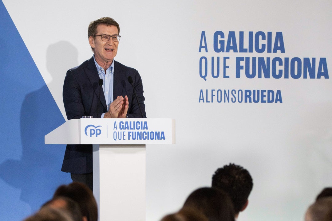 Feijóo pide a los electores de Vox que voten al PP: "O unimos los votos, o viene el soberanismo de izquierda" Feijóo pide a los electores de Vox que voten al PP: "O unimos los votos, o viene el soberanismo de izquierda"