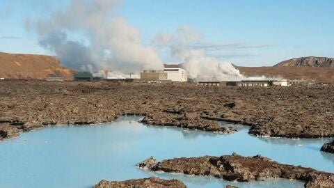 Imagen de una planta de energía geotérmica en Islandia