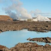 Imagen de una planta de energía geotérmica en Islandia