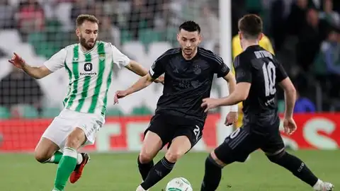 Arber Hoxha controla un balón ante Germán Pezzella. Arber Hoxha controla un balón ante Germán Pezzella.