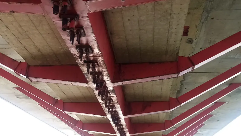 Vecinos de Figueras denuncian falta de mantenimiento en viaducto A-8 Puente de Los Santos. Vecinos de Figueras denuncian falta de mantenimiento en viaducto A-8 Puente de Los Santos.