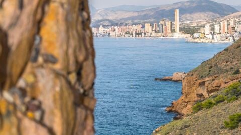 Aguas fecales a la bahía de Benidorm desde el parque natural Aguas fecales a la bahía de Benidorm desde el parque natural