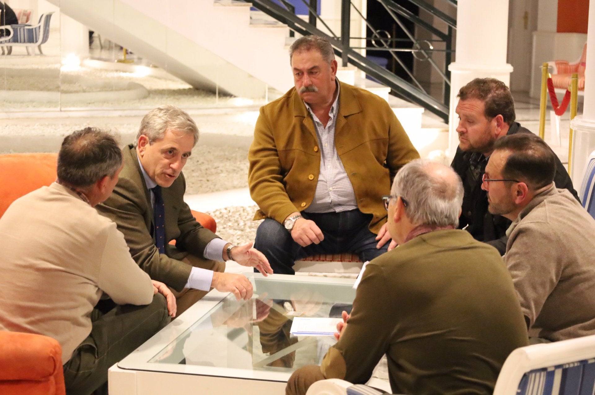 Higuero se muestra "optimista" con el regadío de Tierra de Barros tras su reunión europea y se lo traslada a los Regantes Higuero se muestra "optimista" con el regadío de Tierra de Barros tras su reunión europea y se lo traslada a los Regantes