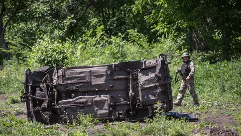 Un soldado pasa junto a un vehículo dañado en Ucrania, en una fotografía de archivo. Ucrania retira sus tropas de la ciudad oriental de Avdivka ante el avance de Rusia