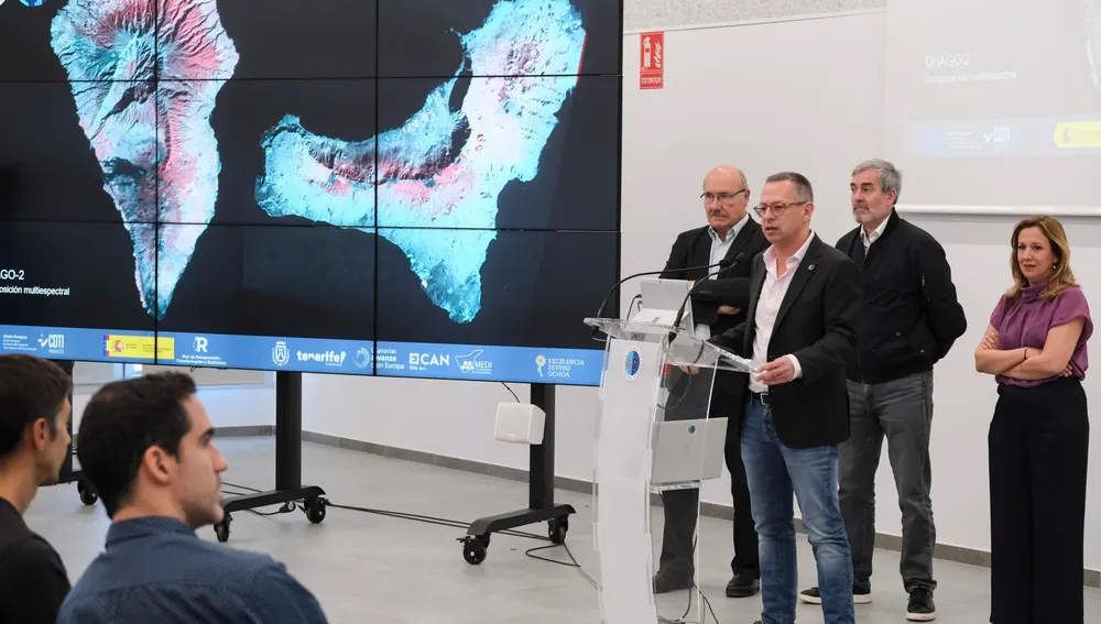 El presidente de Canarias, Fernando Clavijo (2d), la presidenta del Cabildo de Tenerife, Rosa Dávila (1d), el director del Instituto de Astrofísica de Canarias (IAC), Rafael Rebolo (1i), y el investigador principal del proyecto ALISIO-1, Álex Oscoz (2i), presentan este viernes en La Laguna (Tenerife) las primeras imágenes obtenidas por el primer satélite canario en el espacio