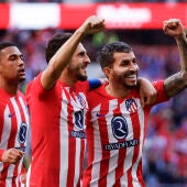 Los jugadores del Atlético celebran uno de los cinco goles ante Las Palmas