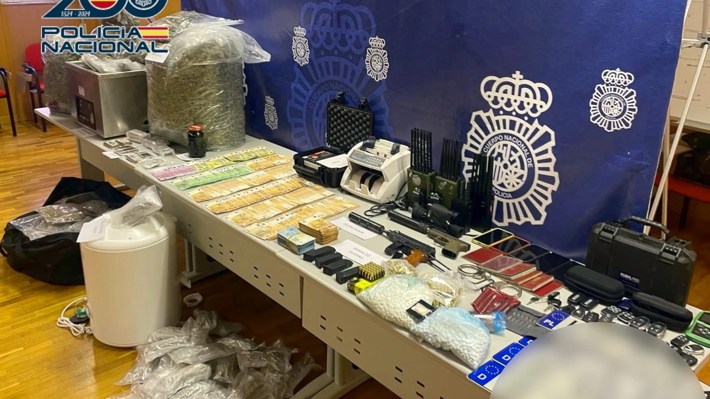 Marihuana, dinero, armas y otros efectos intervenidos por la Policía Nacional. Marihuana, dinero, armas y otros efectos intervenidos por la Policía Nacional.