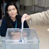 Una persona vota en un colegio electoral en Galicia