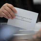 Imagen de un ciudadano ejerciendo su derecho al voto en las elecciones al Parlamento de Galicia