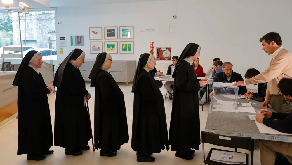 Un grupo de monjas ejerce su derecho al voto en un colegio electoral en Santiago de Compostela 