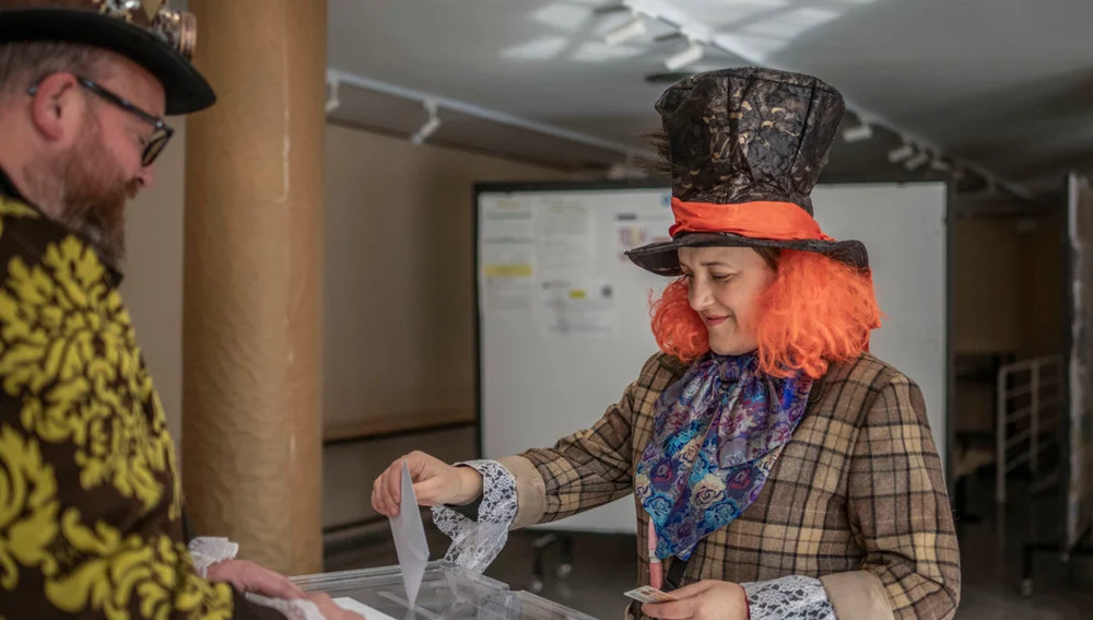 Una mujer acude a votar disfrazada a las elecciones de Galicia