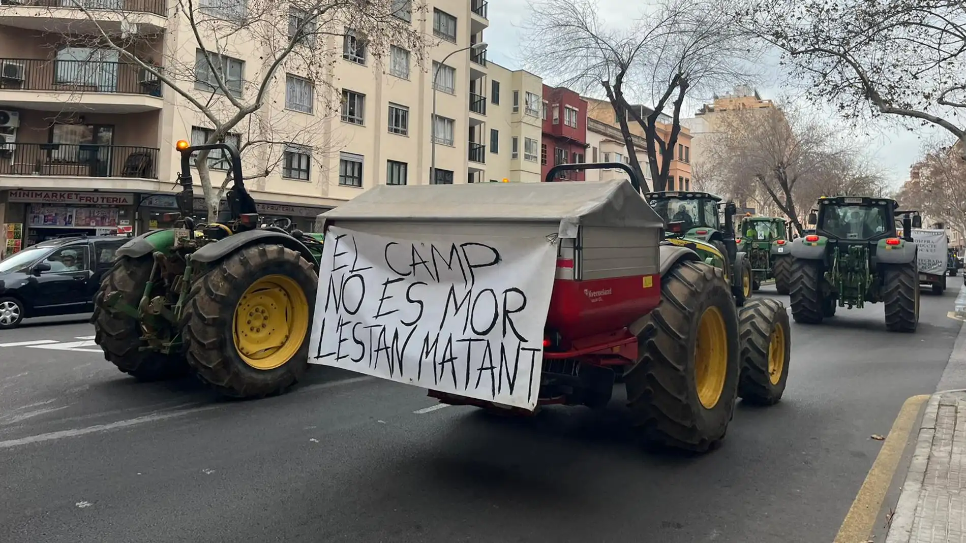 "El camp no es mor, l'estan matant", uno de los lemas de la tractorada de Mallorca