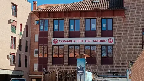 La Unión Comarcal Este de Madrid rinde homenaje al último trabajador fallecido en accidente laboral en la concentración convocada a mediodía en San Fernando de Henares Sede de la Unión Comarcal Este de Madrid, en Alcalá de Henares