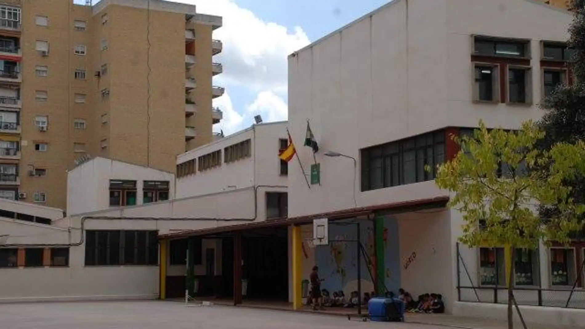 Se investiga si algunos alumnos del colegio Luis de Morales han podido sufrir una intoxicación alimentaria en el comedor del centro
