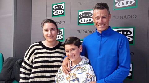 C&eacute;sar L&oacute;pez con su hijo y Mariasun Felices 
