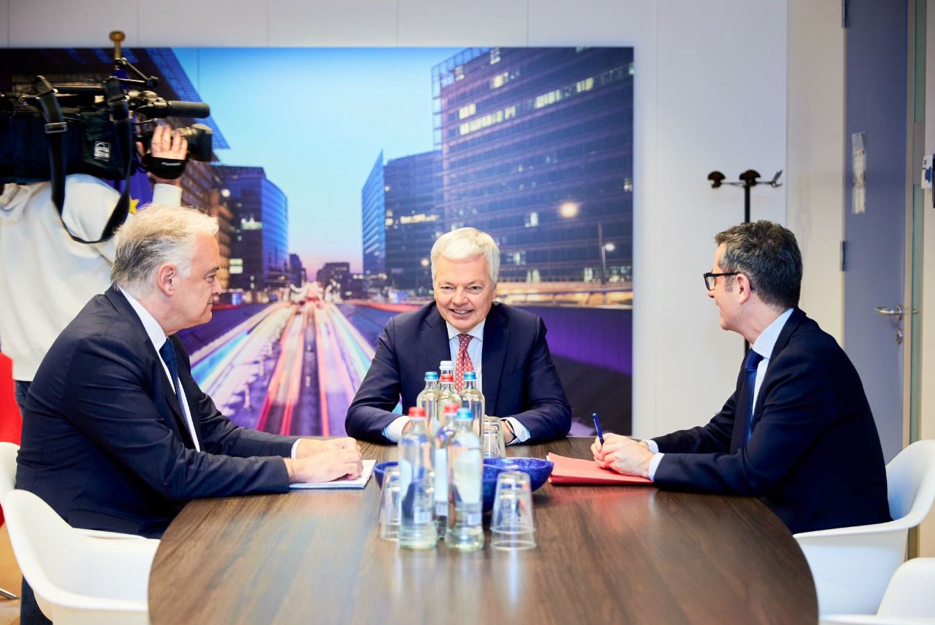 Reynders sólo mediará entre PP y PSOE para desbloquear el CGPJ hasta el 25 de abril Reynders sólo mediará entre PP y PSOE para desbloquear el CGPJ hasta el 25 de abril