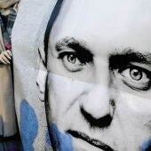 Un póster con el retrato de Navalni frente a la embajada de Polonia 