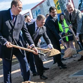 Las autoridades han puesto la primera piedra de la pasarela Las autoridades han puesto la primera piedra de la pasarela