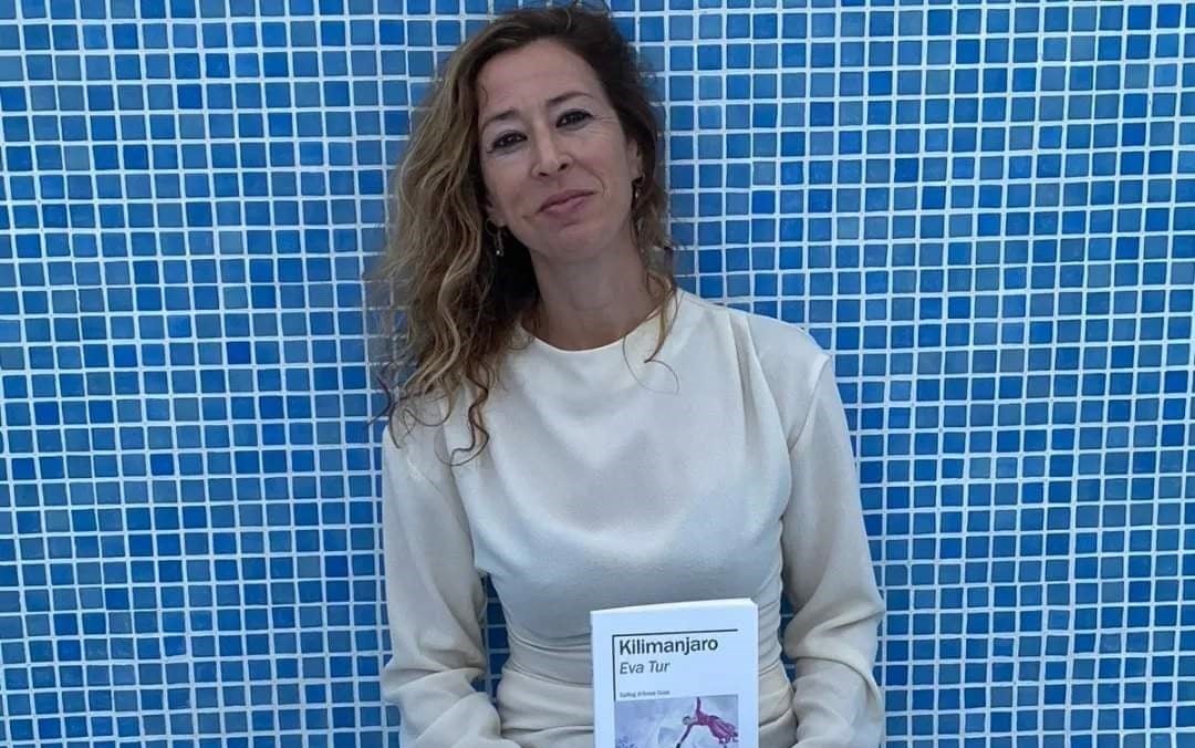 Eva Tur: "La voz poética y la esencia de la isla de Ibiza siempre han ido unidas" Eva Tur: "La voz poética y la esencia de la isla de Ibiza siempre han ido unidas"