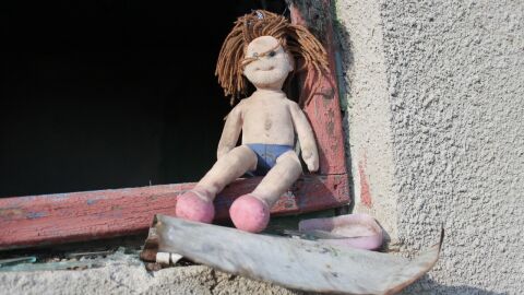 Muñeco de un niño en situación de pobreza